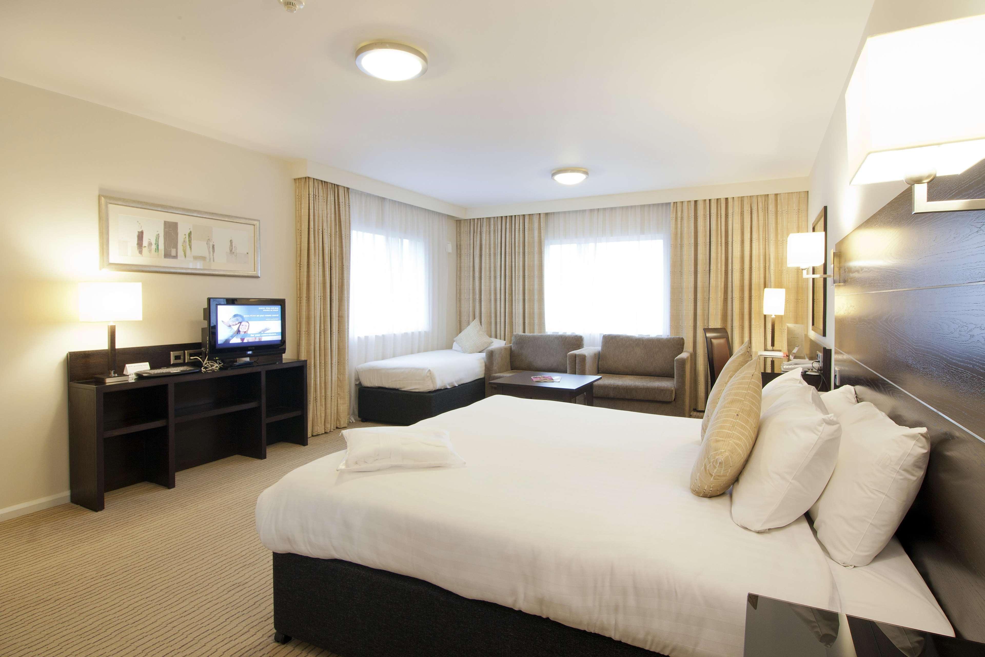 Doubletree By Hilton London Heathrow Airport Hotel Hounslow Exterior photo