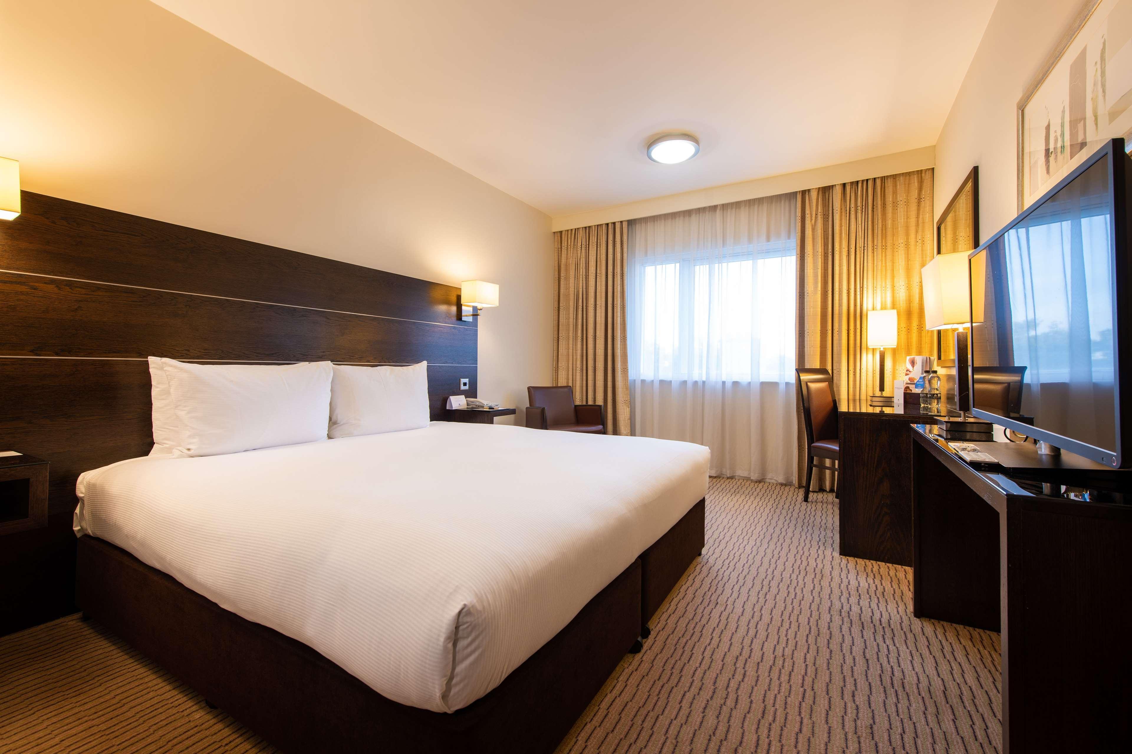 Doubletree By Hilton London Heathrow Airport Hotel Hounslow Exterior photo