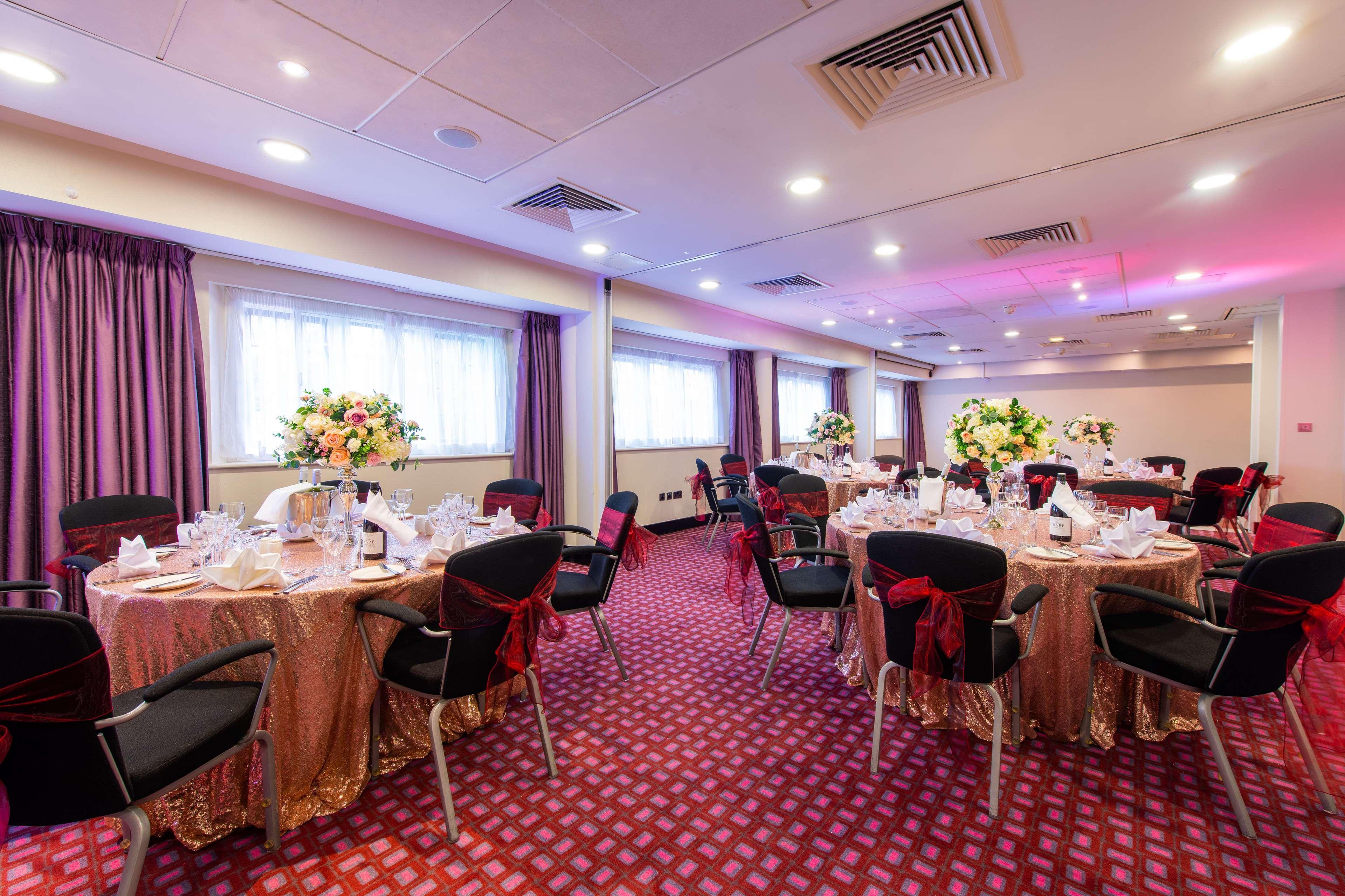 Doubletree By Hilton London Heathrow Airport Hotel Hounslow Exterior photo