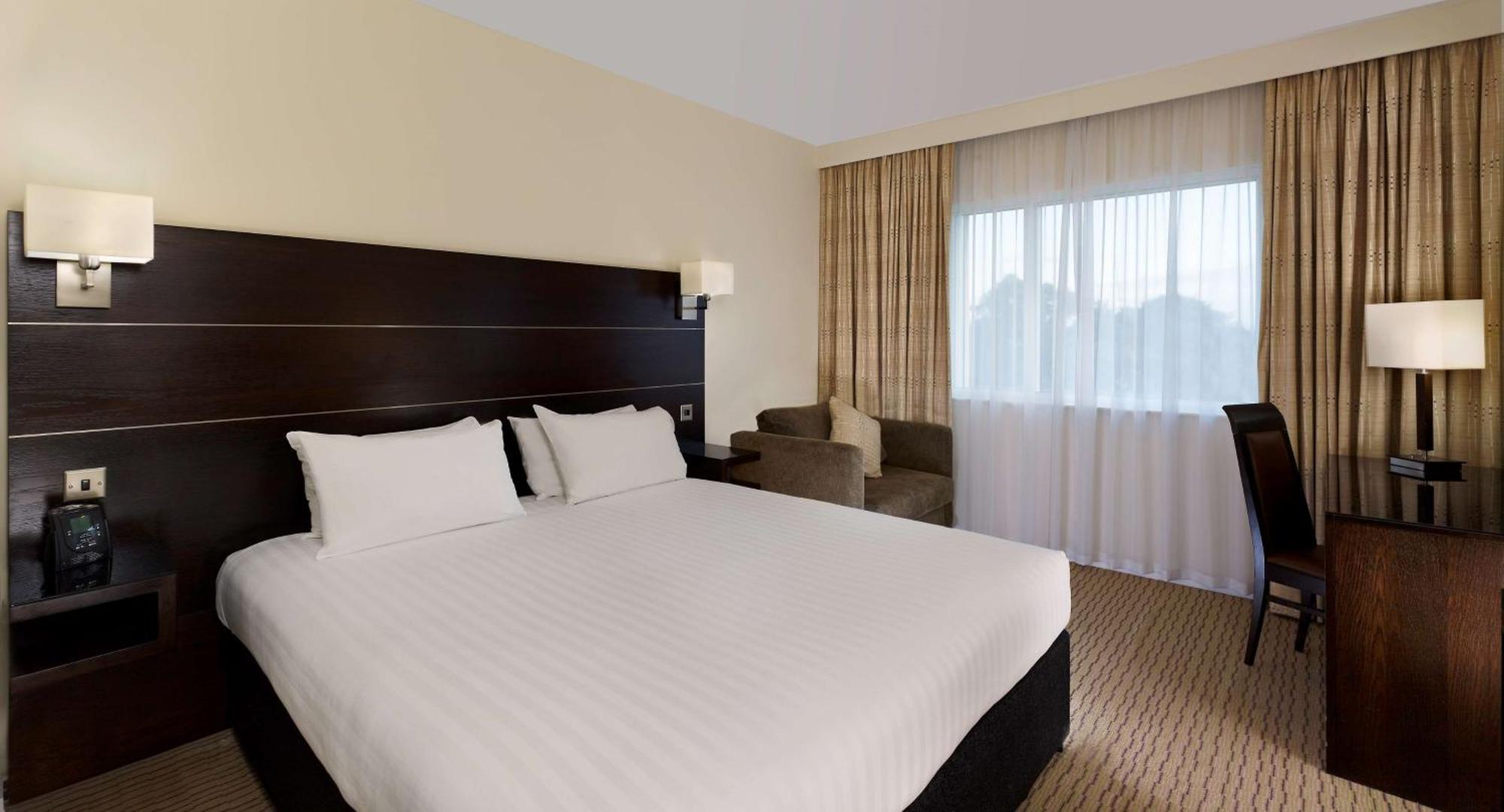 Doubletree By Hilton London Heathrow Airport Hotel Hounslow Exterior photo